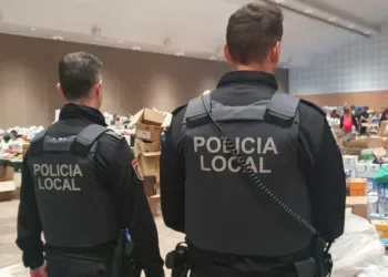 Agentes de la Policía Local de Sueca prestan su apoyo en los municipios más afectados por la DANA