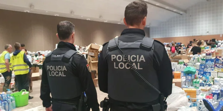Detenidas tres mujeres por hurtar a turistas en el puerto de Valencia: usaban paraguas, pelucas y gafas para despistar 1 Agentes de la Policía Local de Sueca prestan su apoyo en los municipios más afectados por la DANA