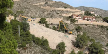 Cullera mejora la seguridad y el paisaje tras la demolición de un antiguo restaurante en la subida al Castillo
