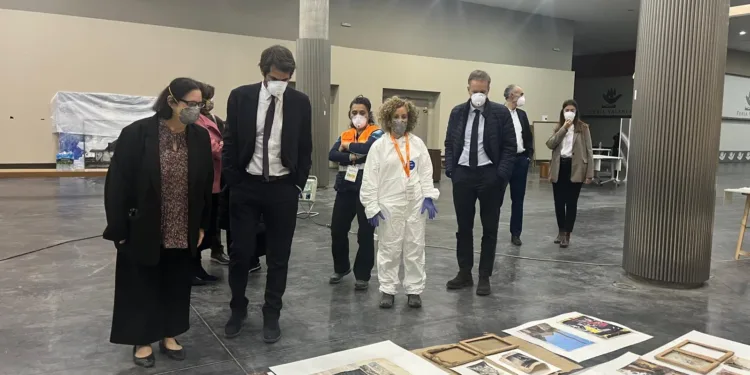 Cultura coordina en instalaciones de Feria Valencia restauradores en las labores de secado y limpieza de obras