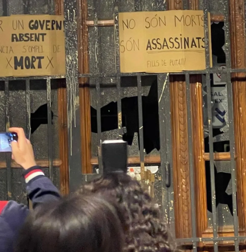 Multitudinaria manifestación contra Mazón y contra Sánchez, contra ambos 2 Gb E ZW8AAHi k