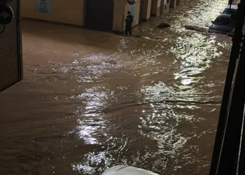 "Necesitamos ayuda, no tenemos de nada": el grito desesperado de los vecinos afectados por la DANA en Paiporta y Catarroja 5 «Necesitamos ayuda, no tenemos de nada»: el grito desesperado de los vecinos afectados por la DANA en Paiporta y Catarroja