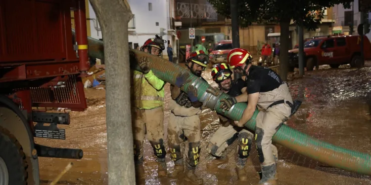 Descontento en Valencia por el limitado despliegue militar tras la DANA: solo 500 efectivos adicionales en medio de la catástrofe 1 Descontento en Valencia por el limitado despliegue militar tras la DANA: solo 500 efectivos adicionales en medio de la catástrofe
