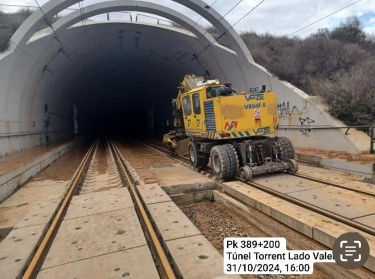 El Ministerio de Transportes abre la Pista de Silla y la V30 y comienza a reparar las vías del AVE