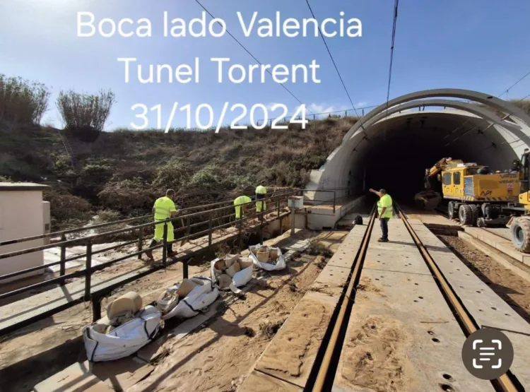 El Ministerio de Transportes abre la Pista de Silla y la V30 y comienza a reparar las vías del AVE