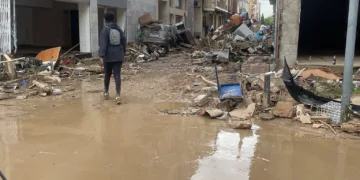 Catarroja se vuelca en la limpieza y reconstrucción tras las inundaciones provocadas por la DANA