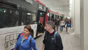 Sólo 35 autobuses para 2.500 voluntarios en la Ciudad de las Artes y gracias al Ajuntament de Valencia