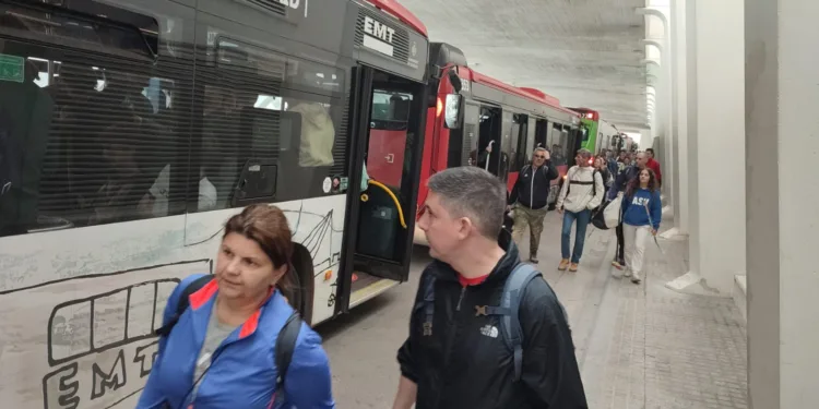 Sólo 35 autobuses para 2.500 voluntarios en la Ciudad de las Artes y gracias al Ajuntament de Valencia