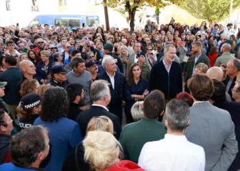Los reyes visitan Utiel y Chiva entre aplausos dos semanas después de su accidentada visita a Paiporta