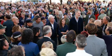 Los reyes visitan Utiel y Chiva entre aplausos dos semanas después de su accidentada visita a Paiporta