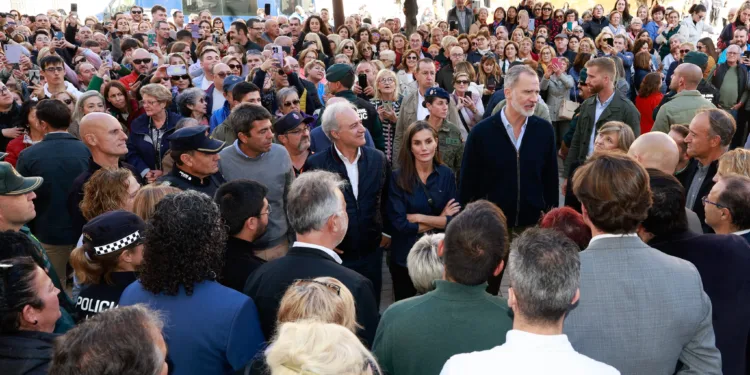 Los reyes visitan Utiel y Chiva entre aplausos dos semanas después de su accidentada visita a Paiporta 1 Los reyes visitan Utiel y Chiva entre aplausos dos semanas después de su accidentada visita a Paiporta