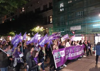 Miles de personas marchan en Valencia contra la violencia machista en el 25N