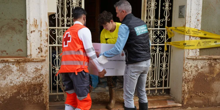 La Diputació de Valéncia coordina con  Cruz Roja la entrega de kits de abrigo en municipios afectados por la DANA