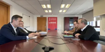 Labora mantiene reuniones con los sectores del mueble y el metal para trabajar en la reconstrucción de las zonas afectadas por la riada