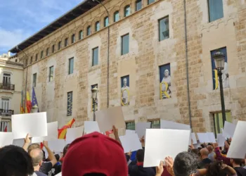 Concentración frente a las Cortes: ciudadanos exigen responsabilidad por la gestión de las inundaciones en Valencia