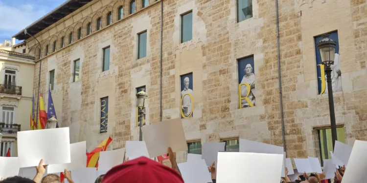 Concentración frente a las Cortes: ciudadanos exigen responsabilidad por la gestión de las inundaciones en Valencia 1 Concentración frente a las Cortes: ciudadanos exigen responsabilidad por la gestión de las inundaciones en Valencia