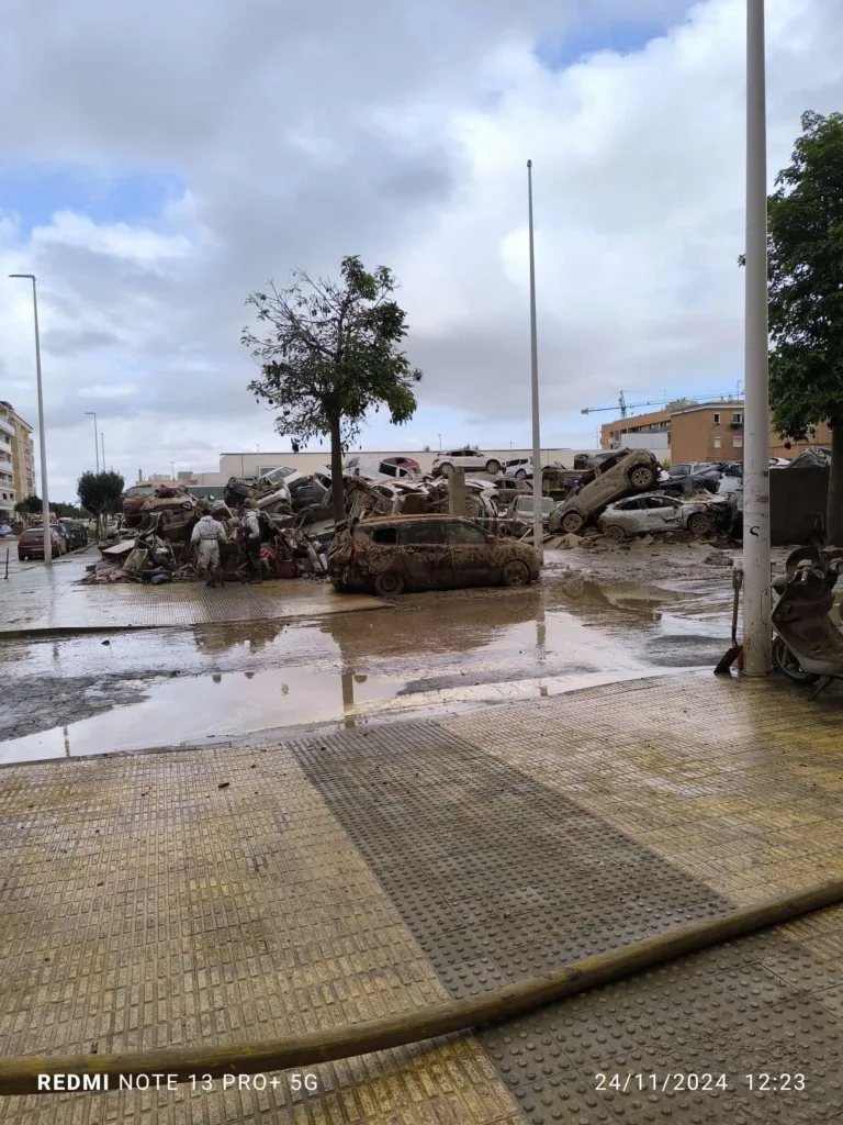 Vecinos de Catarroja denuncian abandono tras las inundaciones: falta de red, logística y apoyo municipal 4 Imagen de WhatsApp 2024 11 27 a las 17.04.00 68d1192f