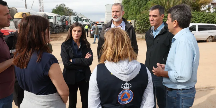 La empatía de la Casa Real tras la #DANA contrasta con el escaso interés del Gobierno con sólo una estrategia de marketing 1 La cobarde huida de Pedro Sánchez de la batalla de Paiporta
