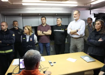 Los reyes Felipe VI y Letizia visitan las zonas afectadas por la DANA en Valencia acompañados por Pedro Sánchez y Carlos Mazón