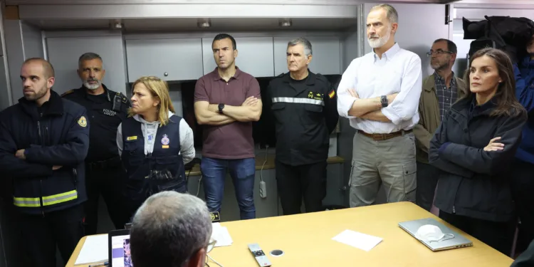 Los reyes Felipe VI y Letizia visitan las zonas afectadas por la DANA en Valencia acompañados por Pedro Sánchez y Carlos Mazón 1 Los reyes Felipe VI y Letizia visitan las zonas afectadas por la DANA en Valencia acompañados por Pedro Sánchez y Carlos Mazón