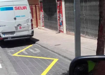 Valencia permitirá a autónomos afectados por la DANA usar zonas de carga y descarga con vehículos particulares