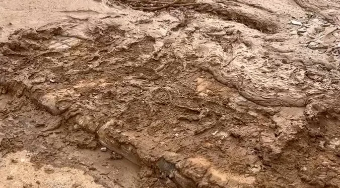 Vecinos de Paiporta recriminan a la Ministra de Defensa que hay muchas plazas aún por limpiar