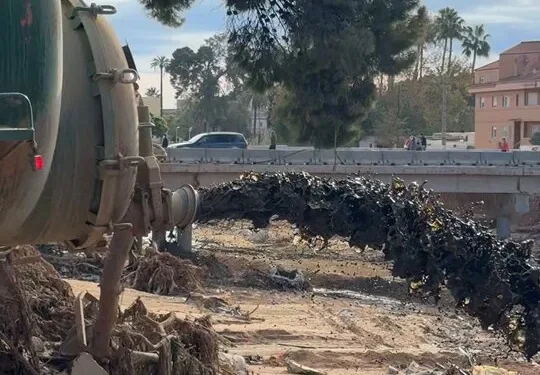 Los vecinos denuncian la gestión de los lodos y el fango: Tirarlo al Barranco del Poyo