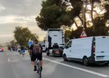 Emergencias pide a la ciudadanía evitar desplazarse en coche a las zonas afectadas por la DANA para no bloquear el acceso a los equipos de rescate