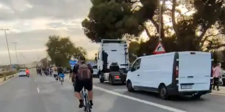 Emergencias pide a la ciudadanía evitar desplazarse en coche a las zonas afectadas por la DANA para no bloquear el acceso a los equipos de rescate 1 Emergencias pide a la ciudadanía evitar desplazarse en coche a las zonas afectadas por la DANA para no bloquear el acceso a los equipos de rescate