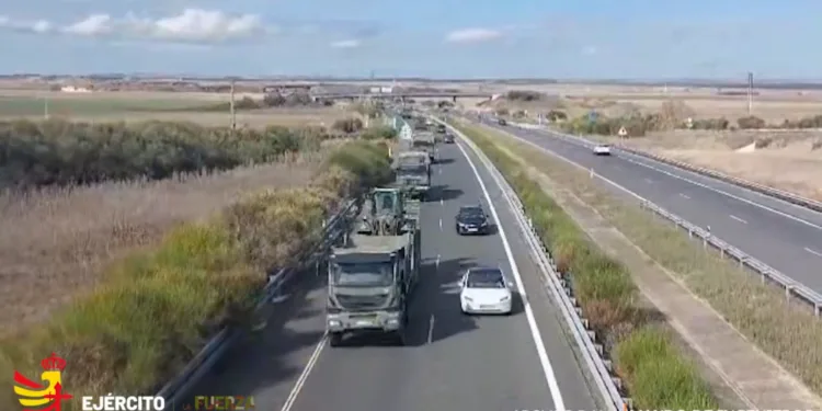 El Ejército de Tierra despliega maquinaria pesada en Valencia para apoyar en la emergencia por la DANA 1 El Ejército de Tierra despliega maquinaria pesada en Valencia para apoyar en la emergencia por la DANA