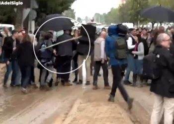 Video Tensión en Paiporta: lanzan una barra de hierro a Pedro Sánchez y profieren insultos durante su visita a las zonas afectadas por la DANA