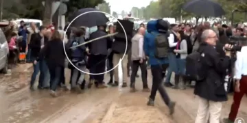 Video Tensión en Paiporta: lanzan una barra de hierro a Pedro Sánchez y profieren insultos durante su visita a las zonas afectadas por la DANA