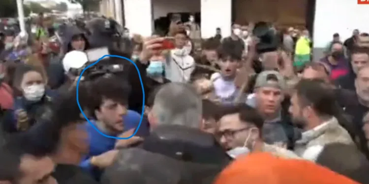 Luis Baguena, el joven voluntario que habló con el Rey Felipe VI en Paiporta, relata en redes la tensión y el caos tras la DANA 1 Luis Baguena, el joven voluntario que habló con el Rey Felipe VI en Paiporta, relata en redes la tensión y el caos tras la DANA