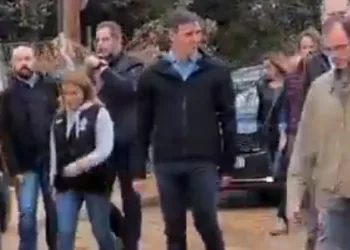 ¿Fue Pedro Sánchez Realmente Agredido? La Controversia por los Cristales Rotos en Paiporta