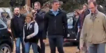 ¿Fue Pedro Sánchez Realmente Agredido? La Controversia por los Cristales Rotos en Paiporta