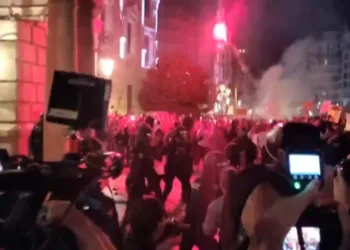 Vídeo el Ayuntamiento de Valencia, bajo asedio: Despliegue de antidisturbios ante lanzamientos de bengalas y consignas de protesta