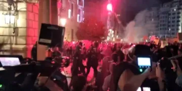 Vídeo el Ayuntamiento de Valencia, bajo asedio: Despliegue de antidisturbios ante lanzamientos de bengalas y consignas de protesta