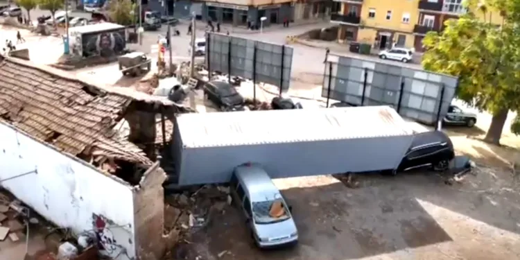 Las impactantes imágenes aéreas de la DANA en Valencia captadas por drones exponen la devastación causada por las inundaciones 1 Las impactantes imágenes aéreas de la DANA en Valencia captadas por drones exponen la devastación causada por las inundaciones