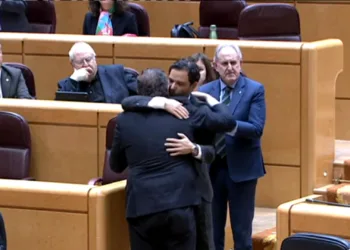 Emotivo gesto en Paterna: senadores valencianos del PSOE y PP se abrazan en un llamamiento de unidad tras la DANA