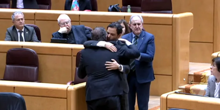 Emotivo gesto en Paterna: senadores valencianos del PSOE y PP se abrazan en un llamamiento de unidad tras la DANA 1 Emotivo gesto en Paterna: senadores valencianos del PSOE y PP se abrazan en un llamamiento de unidad tras la DANA