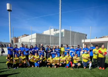 Eurodiputados se ponen en la piel de atletas ciegos y disputan un partido de fútbol inclusivo por el Día de la Discapacidad