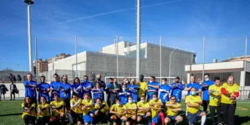 Eurodiputados se ponen en la piel de atletas ciegos y disputan un partido de fútbol inclusivo por el Día de la Discapacidad