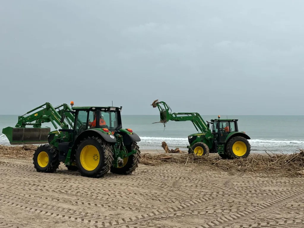 Valencia avanza en la limpieza de playas y la desinfección de espacios tras la DANA 2 Valencia avanza en la limpieza de playas y la desinfeccion de espacios tras la DANA 1