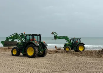 Valencia avanza en la limpieza de playas y la desinfección de espacios tras la DANA
