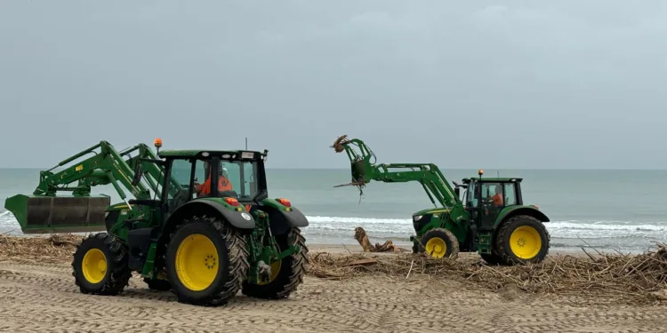 Valencia avanza en la limpieza de playas y la desinfección de espacios tras la DANA 1 Valencia avanza en la limpieza de playas y la desinfección de espacios tras la DANA