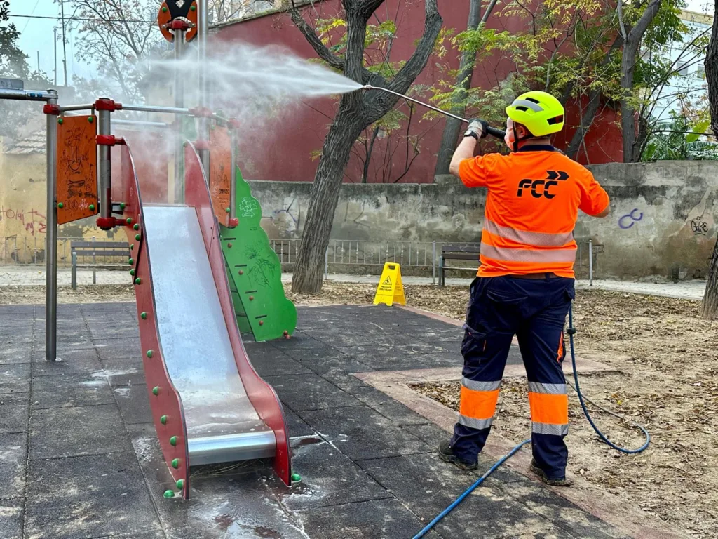 Valencia avanza en la limpieza de playas y la desinfección de espacios tras la DANA 5 Valencia avanza en la limpieza de playas y la desinfeccion de espacios tras la DANA 4