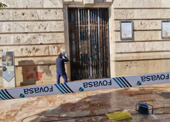 Retiran pintadas y destrozos en la fachada del Palau de la Generalitat tras protesta masiva