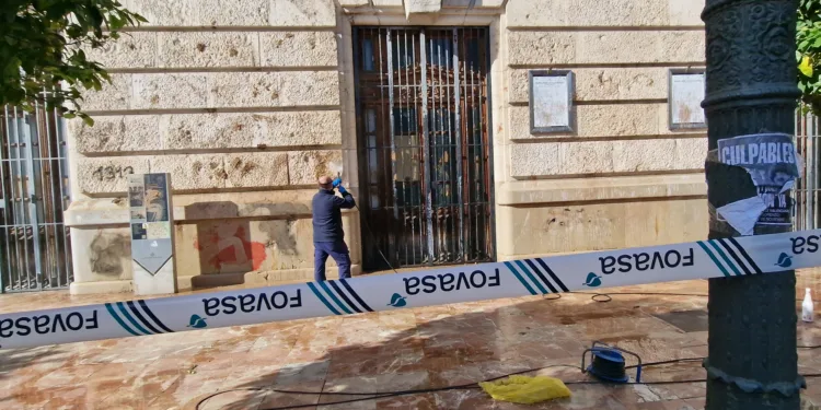 Retiran pintadas y destrozos en la fachada del Palau de la Generalitat tras protesta masiva 1 Retiran pintadas y destrozos en la fachada del Palau de la Generalitat tras protesta masiva