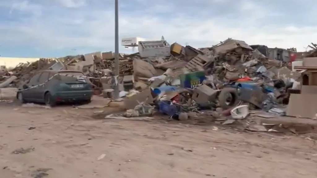 Vecinos denuncian el abandono y la lentitud en la recuperación de la zona comercial Alfafar-Sedaví-Massanassa tras la DANA 7 Vecinos denuncian el abandono y la lentitud en la recuperacion de la zona comercial Alfafar Sedavi Massanassa tras la DANA 1