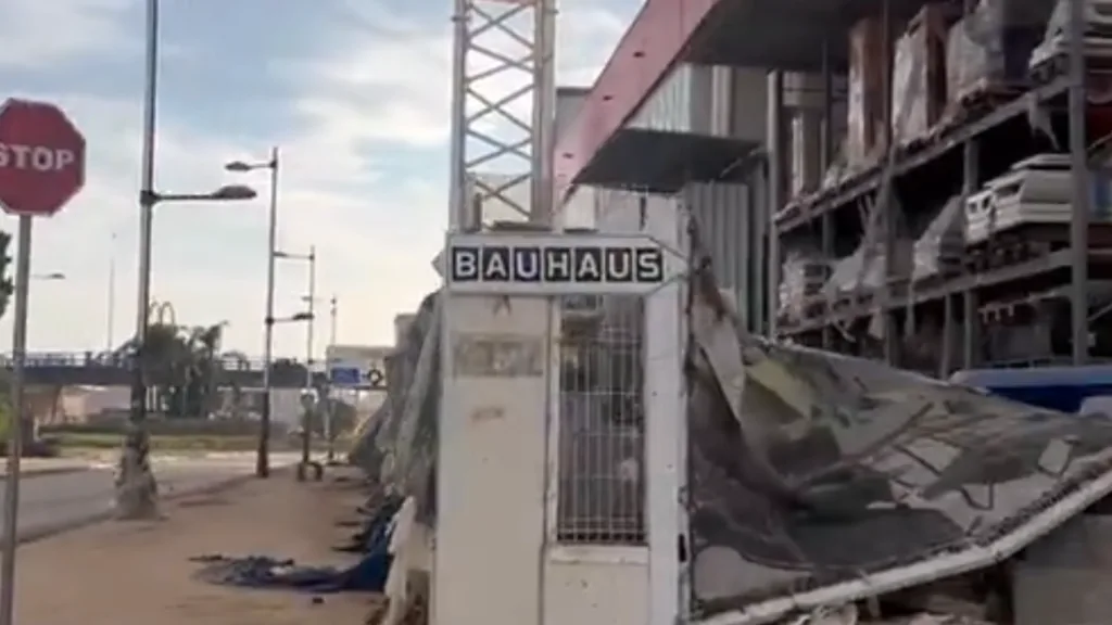 Vecinos denuncian el abandono y la lentitud en la recuperación de la zona comercial Alfafar-Sedaví-Massanassa tras la DANA 5 Vecinos denuncian el abandono y la lentitud en la recuperacion de la zona comercial Alfafar Sedavi Massanassa tras la DANA 5